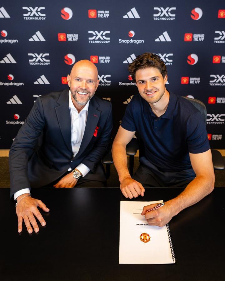 太像了？曼联新援拉门斯与经纪人合影，球迷：这是滕哈赫对吧