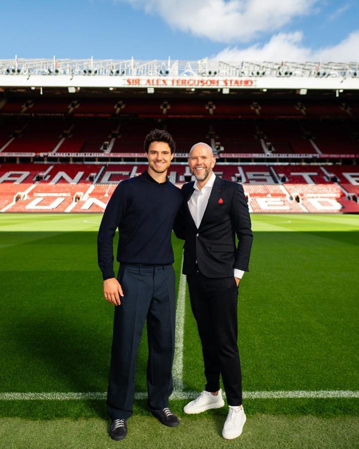 太像了？曼联新援拉门斯与经纪人合影，球迷：这是滕哈赫对吧