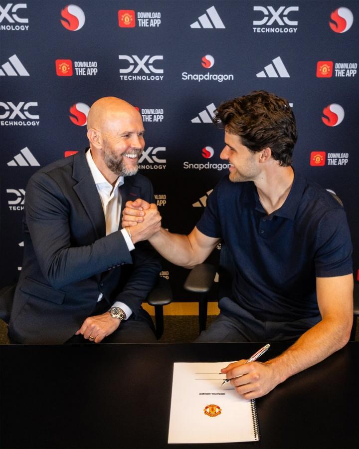 太像了？曼联新援拉门斯与经纪人合影，球迷：这是滕哈赫对吧